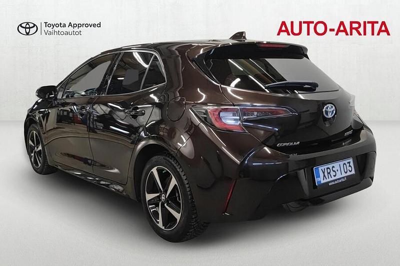 Käytetty Toyota Corolla Edition 122 HP (89 kW) 2023 Ruskea (beige) Viistoperä
