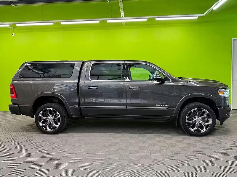 Käytetty Dodge Ram Limited 401 HP (294 kW) 2018 Hopea / harmaa Nouto