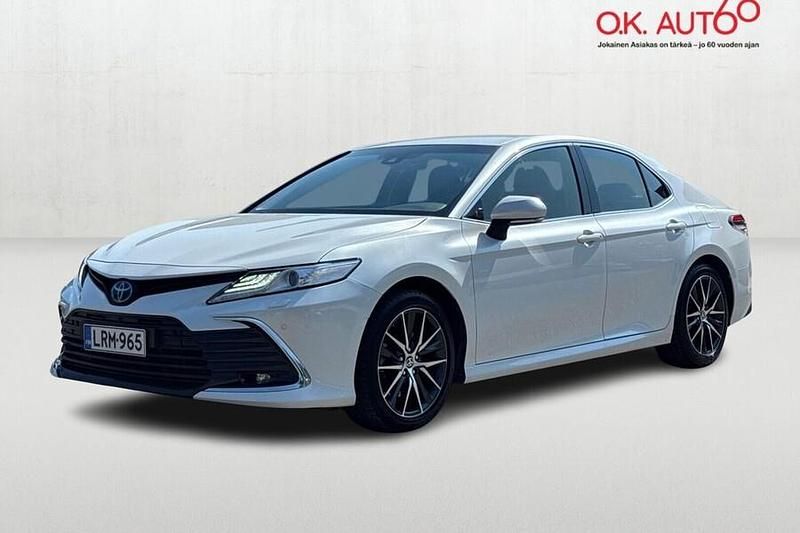 Platinum white pearl Käytetty 2023 Toyota Camry Style Sedan | 20 490 € (Hyvä tarjous) - Kuva 1/4
