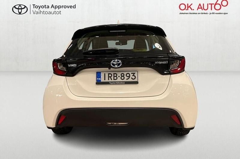 Käytetty Toyota Yaris Hybrid Active 116 HP (85 kW) 2023 Valkoinen Viistoperä