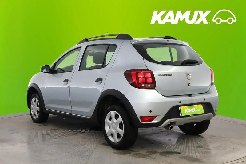 Käytetty Dacia Sandero Stepway 90 HP (66 kW) 2020 Hopea / harmaa Sedan