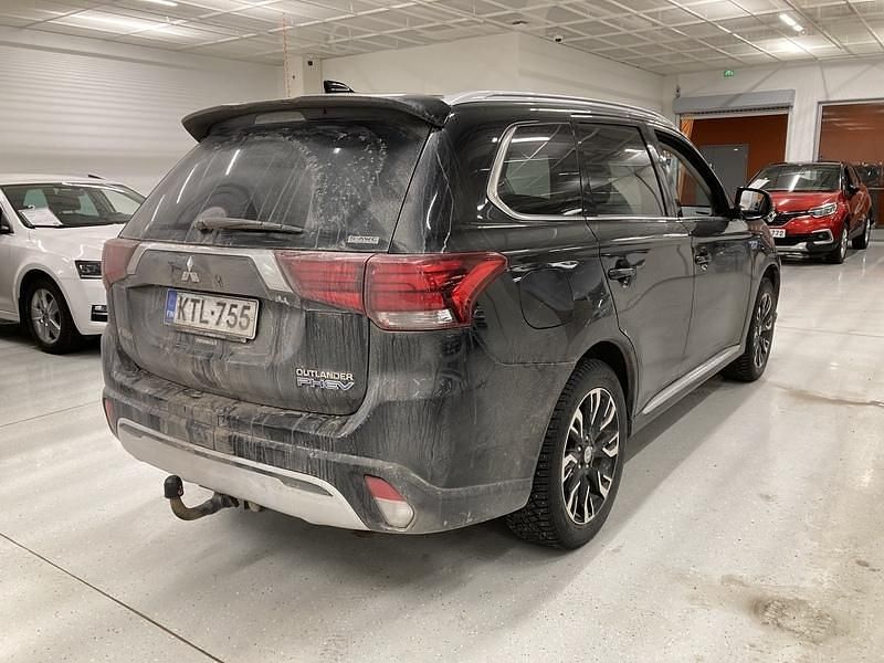 Käytetty Mitsubishi Outlander P-HEV Invite+ 135 HP (99 kW) 2019 Katumaasturi