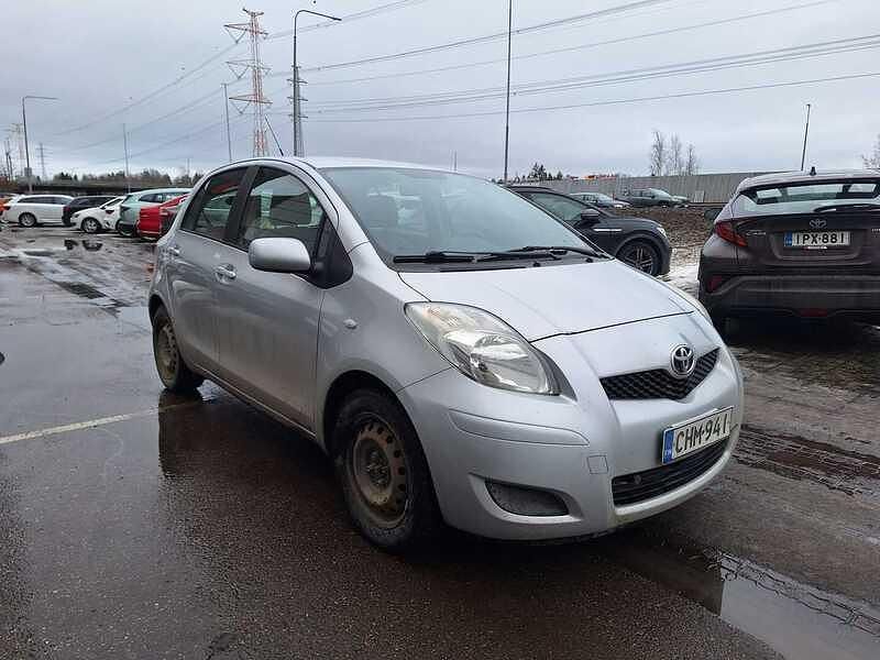 Käytetty Toyota Yaris Sol 101 HP (74 kW) 2009 Hopea Viistoperä