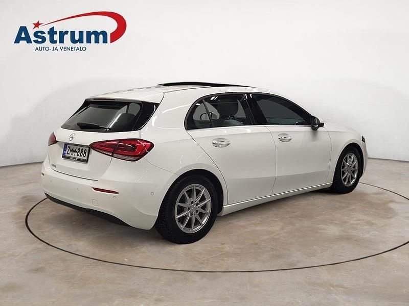 Käytetty Mercedes A180 Business 136 HP (100 kW) 2019 Musta Viistoperä