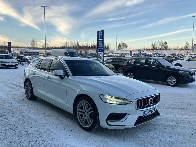 Käytetty Volvo V60 Momentum 253 HP (186 kW) 2021 Farmari