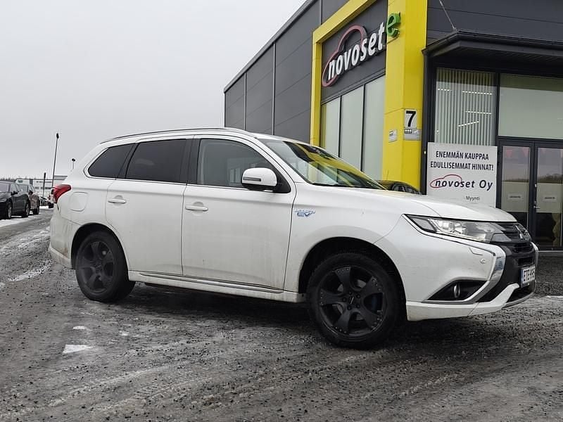 Käytetty Mitsubishi Outlander P-HEV Instyle 224 HP (164 kW) 2016 Valkoinen Katumaasturi