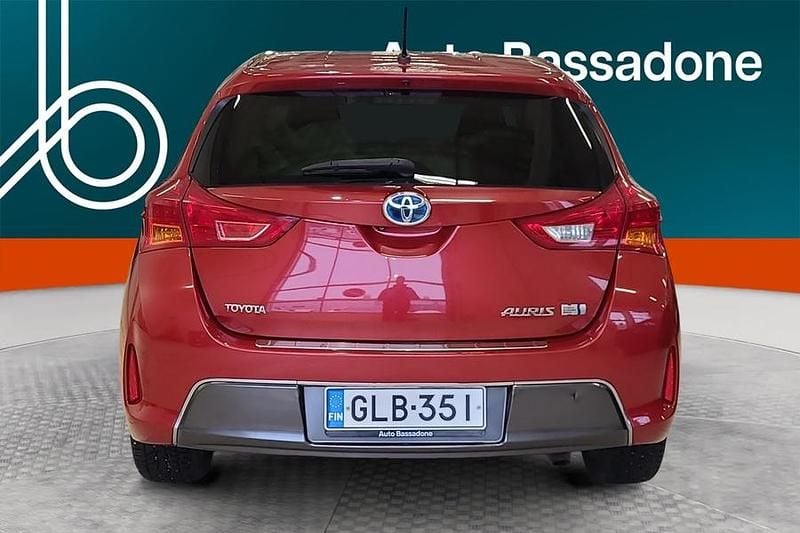 Käytetty Toyota Auris Hybrid Active 99 HP (72 kW) 2014 Viistoperä