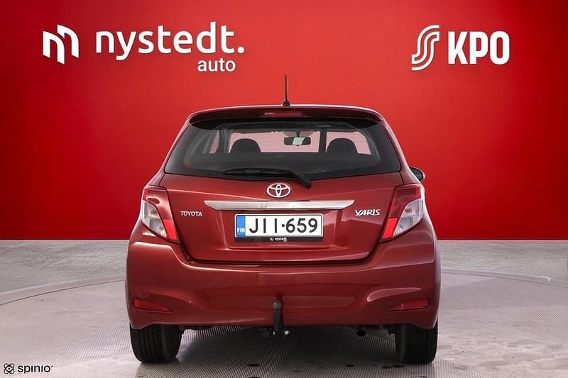 Käytetty Toyota Yaris Style 99 HP (72 kW) 2013 Punainen Viistoperä