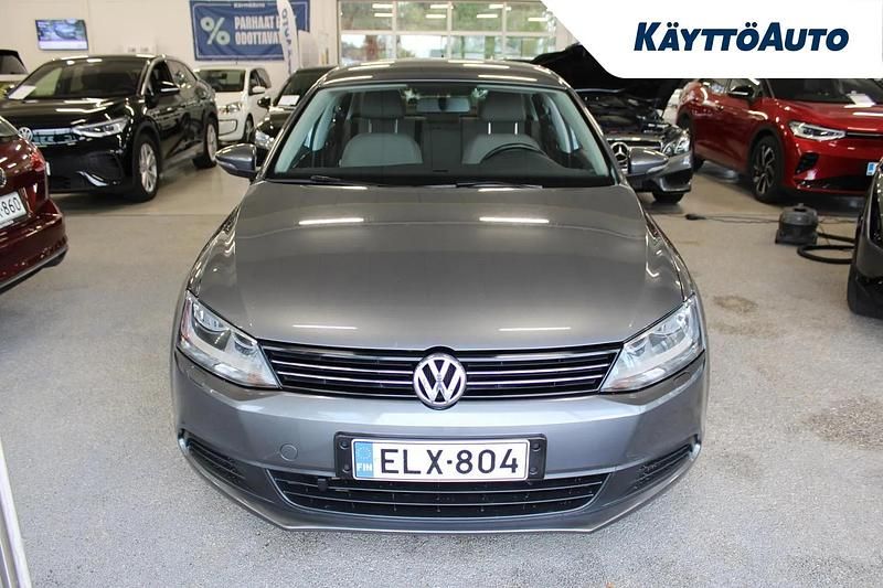 Käytetty VW Jetta Comfortline 105 HP (77 kW) 2011 Harmaa Sedan