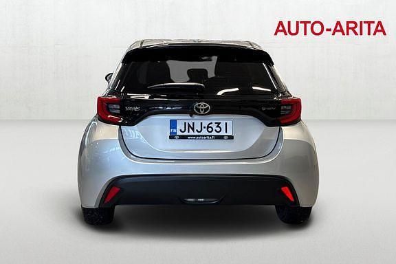 Käytetty Toyota Yaris Edition 114 HP (83 kW) 2024 Hopea Viistoperä