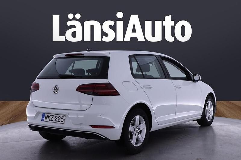 Valkoinen Käytetty 2018 VW Golf VII Comfortline Viistoperä | 18 490 € (Perustarjous) - Kuva 1/1