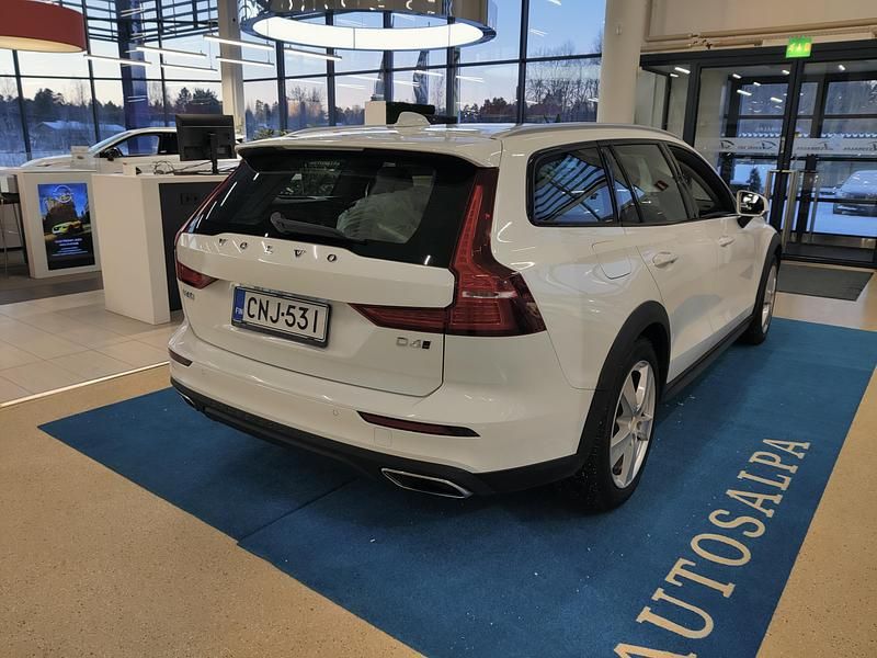 Käytetty Volvo V60 CC Business Edition 190 HP (139 kW) 2020 Farmari