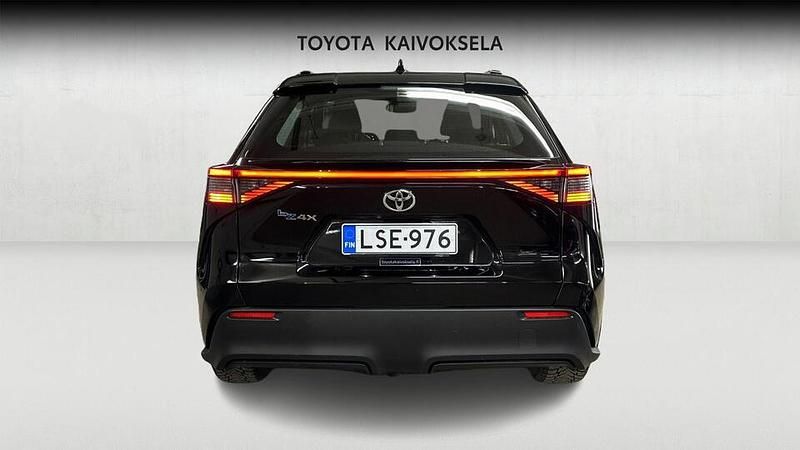 Käytetty Toyota bZ4X Active 150 kW (204 HP) 2023 Musta Katumaasturi