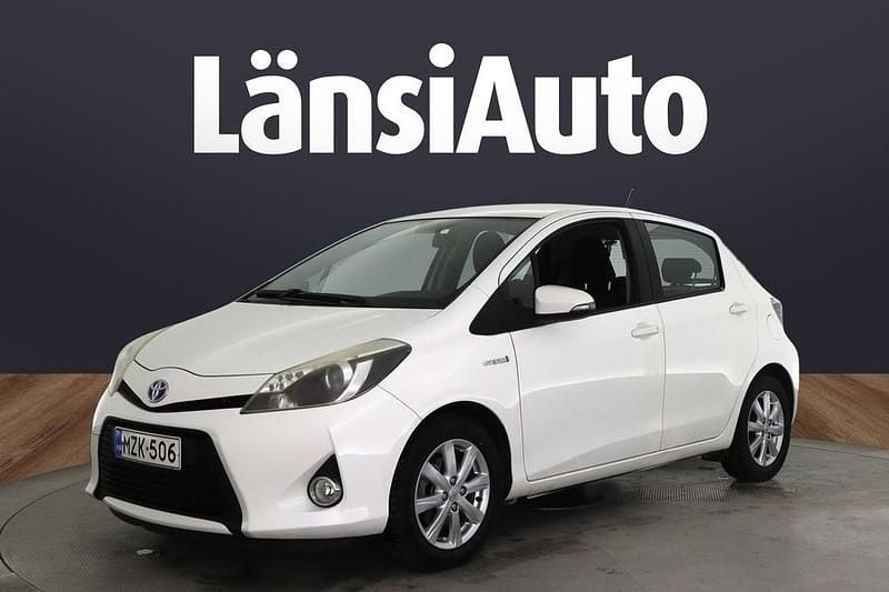 Käytetty Toyota Yaris Hybrid Style 75 HP (55 kW) 2012 Viistoperä