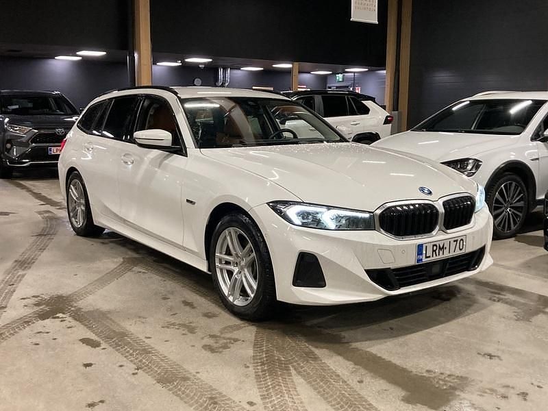 Käytetty 2023 BMW 330e Comfort Edition Farmari | 35 900 € (Perustarjous) - Kuva 1/4
