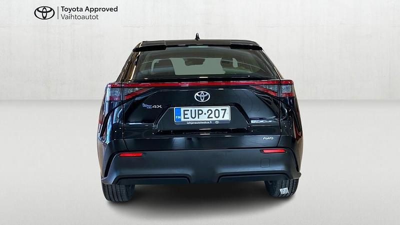 Käytetty Toyota bZ4X Active 160 kW (218 HP) 2023 Musta Katumaasturi