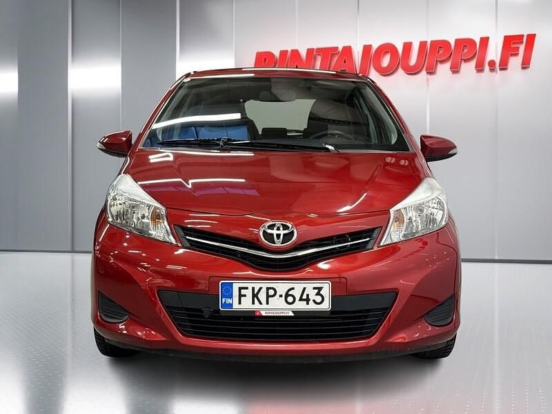 Käytetty Toyota Yaris Multidrive S 99 HP (72 kW) 2012 Punainen Viistoperä