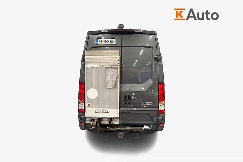 Käytetty Iveco Daily 180 HP (132 kW) 2017 Van