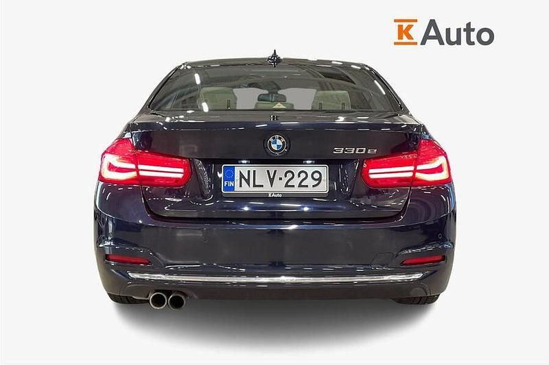 Käytetty BMW 330e Luxury Line 252 HP (185 kW) 2016 Sininen Sedan