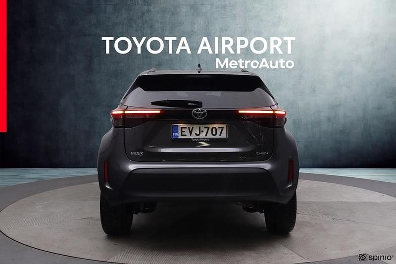 Käytetty Toyota Yaris Cross 116 HP (85 kW) 2024 Harmaa Katumaasturi