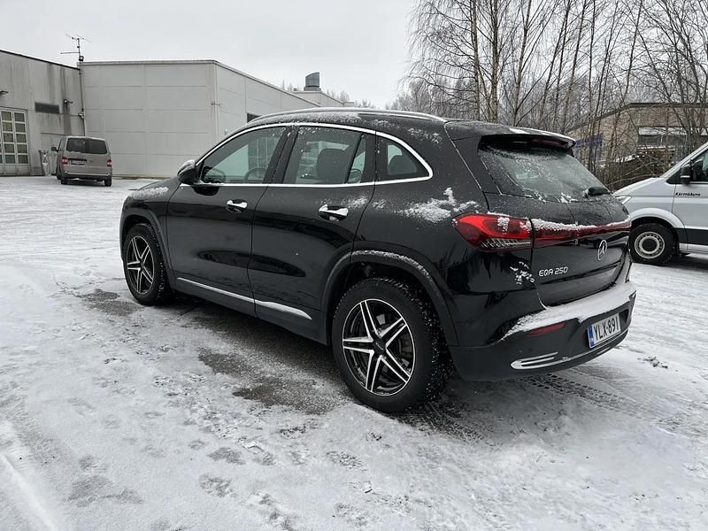 Käytetty Mercedes EQA250 Business 139 kW (190 HP) 2023 Musta Katumaasturi