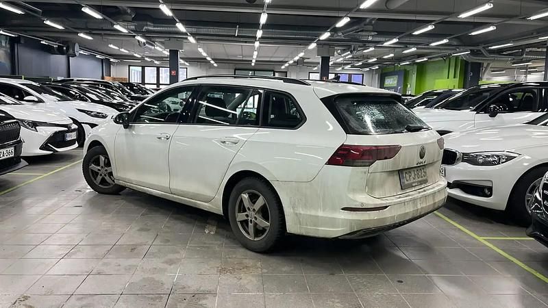 Käytetty VW Golf VIII Comfortline 110 HP (80 kW) 2021 Valkoinen Farmari