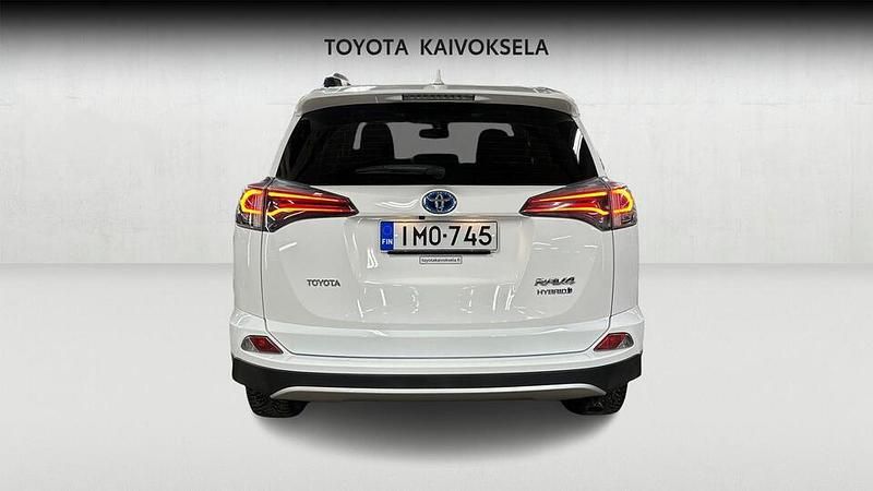 Käytetty Toyota RAV4 Hybrid Active 155 HP (114 kW) 2016 Valkoinen Katumaasturi