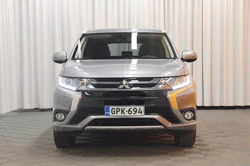 Käytetty Mitsubishi Outlander P-HEV Instyle 121 HP (88 kW) 2016 Katumaasturi