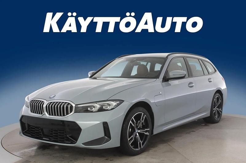Uusi BMW 330e M Sport 292 HP (214 kW) 2026 Brooklyn grey metall Farmari