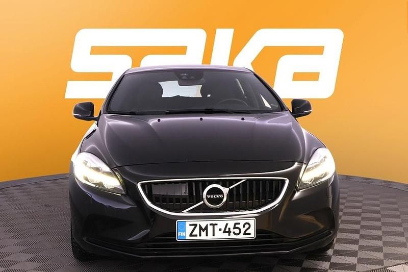 Käytetty Volvo V40 Business Edition 122 HP (89 kW) 2019 Viistoperä