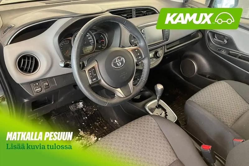 Käytetty Toyota Yaris Multidrive S 99 HP (72 kW) 2015 Hopea / harmaa Viistoperä