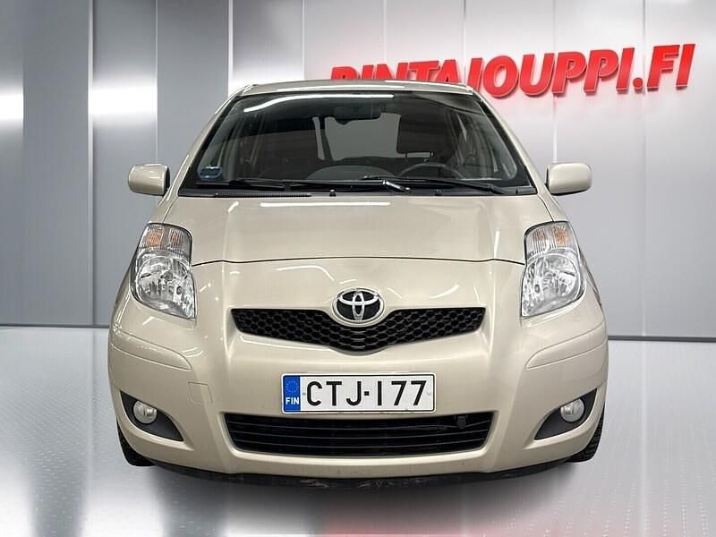 Käytetty Toyota Yaris Edition 101 HP (74 kW) 2010 Hopea Viistoperä
