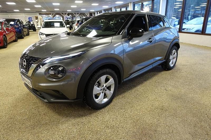 Käytetty Nissan Juke N-Connecta 114 HP (83 kW) 2025 Musta Katumaasturi