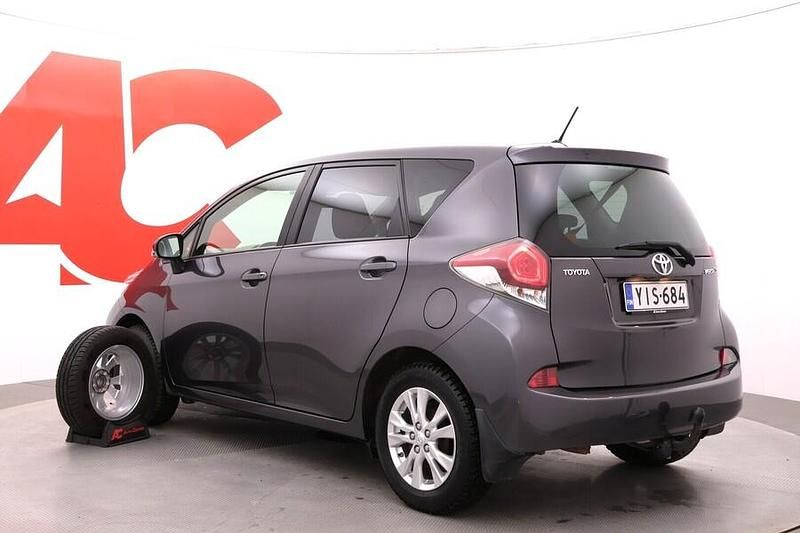 Käytetty Toyota Verso-S Active 99 HP (72 kW) 2015 Harmaa Tila-auto