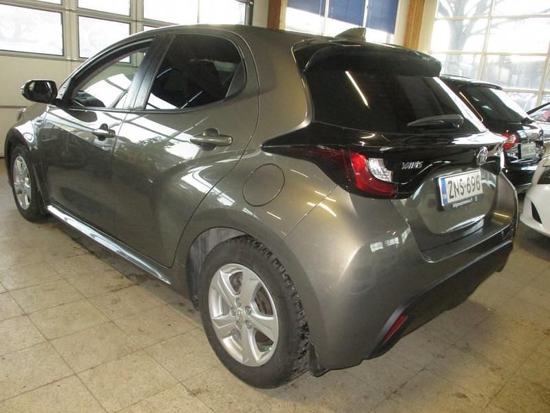 Käytetty Toyota Yaris Hybrid Active 92 HP (67 kW) 2021 Ruskea Viistoperä