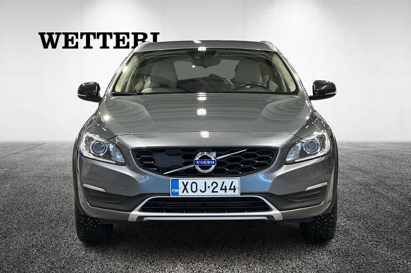 Käytetty Volvo V60 CC Business Edition 150 HP (110 kW) 2017 Harmaa Farmari
