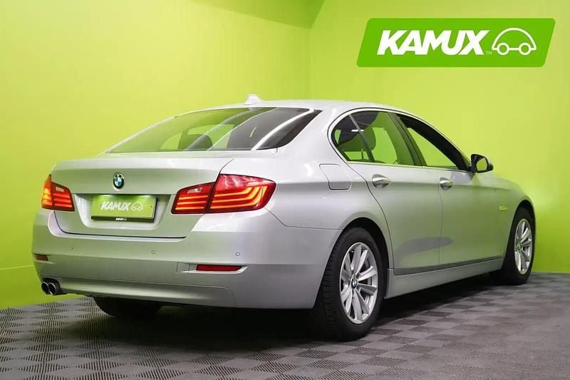 Käytetty BMW 518 150 HP (110 kW) 2015 Hopea / harmaa Sedan