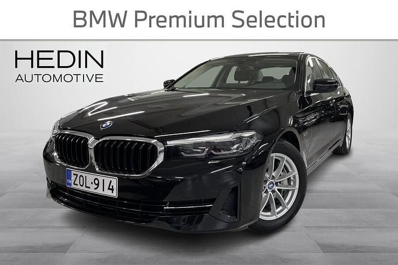 Musta Käytetty 2022 BMW 545e Sedan | 44 500 € - Kuva 1/3