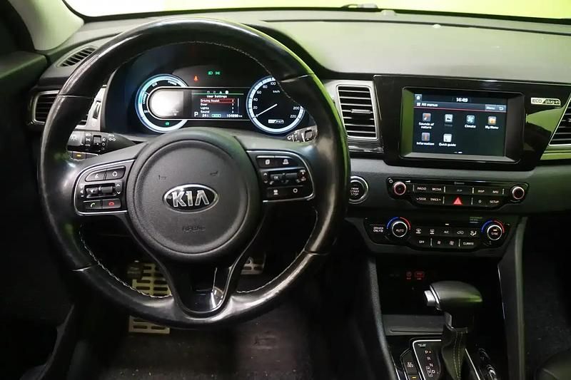 Käytetty Kia Niro Advance 105 HP (77 kW) 2018 Punainen Katumaasturi