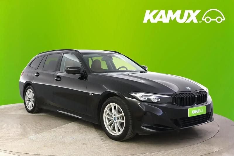 Musta Käytetty 2023 BMW 330e Shadowline Farmari | 31 900 € (Perustarjous) - Kuva 1/4