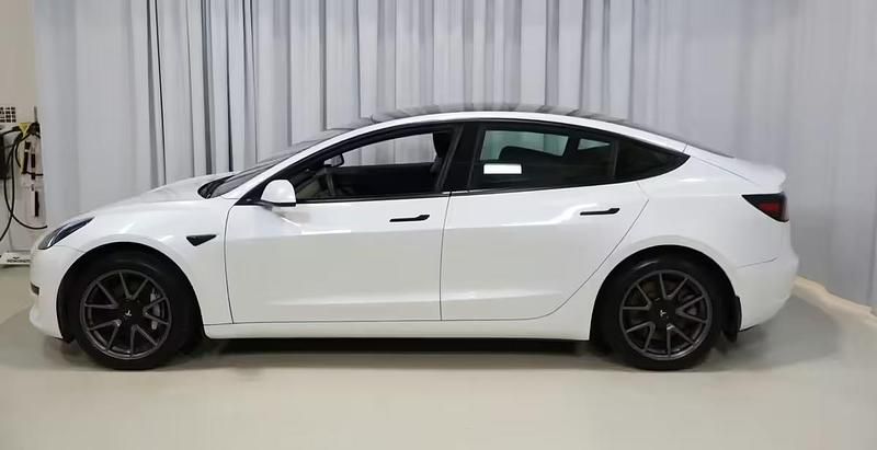 Käytetty Tesla Model 3 Standard Range Plus 208 kW (283 HP) 2021 Sedan