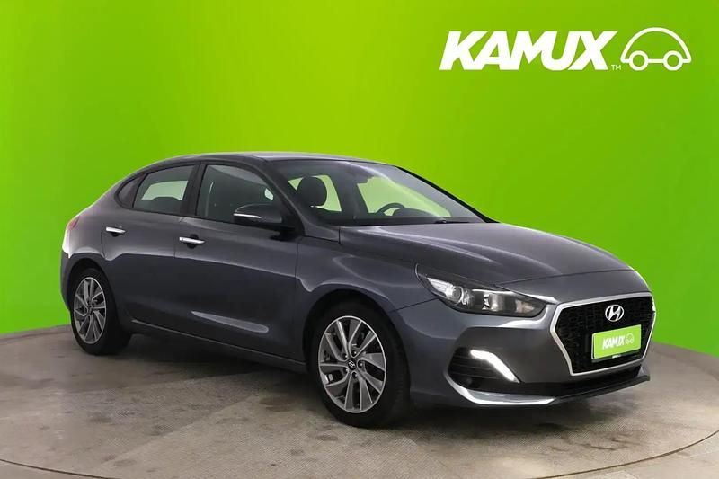 Hopea / harmaa Käytetty 2018 Hyundai i30 Comfort Sedan | 16 450 € (Perustarjous) - Kuva 1/4