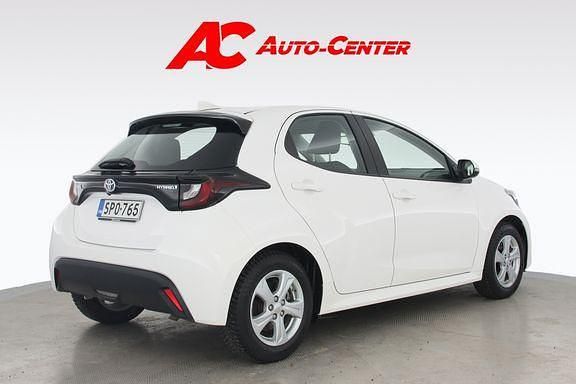 Käytetty Toyota Yaris Active 114 HP (83 kW) 2023 Valkoinen Viistoperä