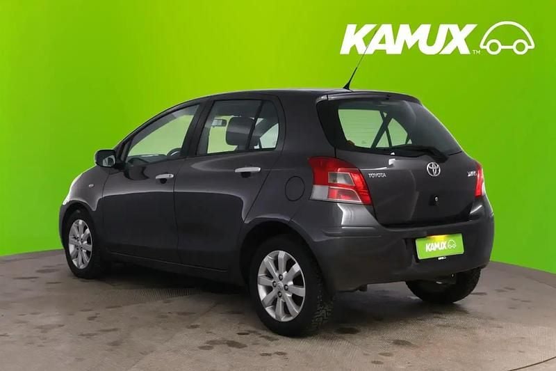 Käytetty Toyota Yaris Edition 99 HP (72 kW) 2011 Hopea / harmaa Sedan