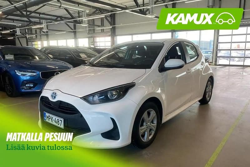 Käytetty Toyota Yaris Hybrid Active 116 HP (85 kW) 2024 Valkoinen Sedan