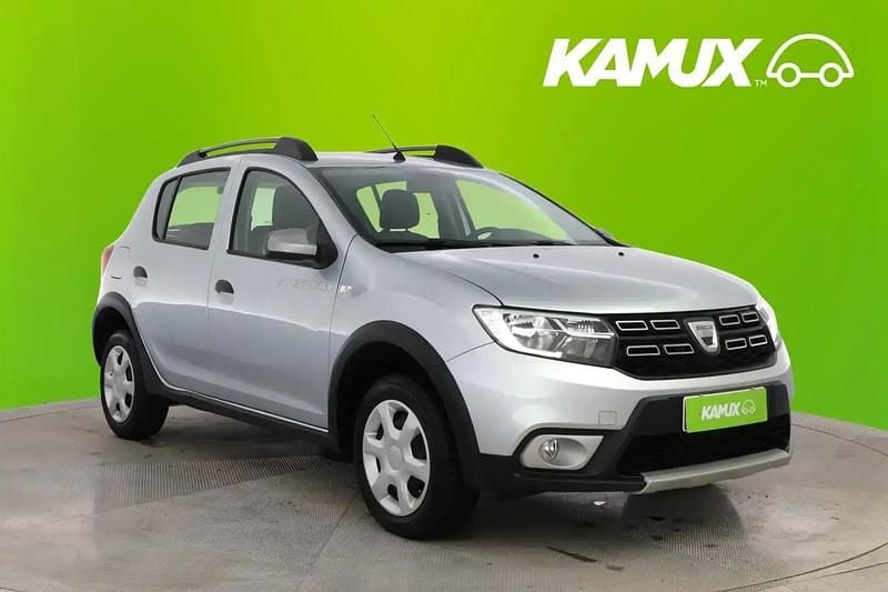 Käytetty Dacia Sandero Stepway 90 HP (66 kW) 2020 Hopea / harmaa Sedan