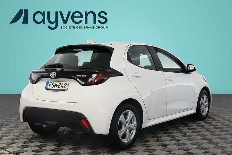 Käytetty Toyota Yaris Hybrid Active 116 HP (85 kW) 2023 Valkoinen Viistoperä