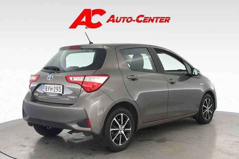 Käytetty Toyota Yaris Hybrid Active 101 HP (74 kW) 2018 Harmaa Viistoperä
