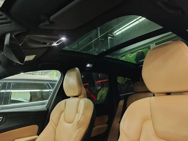 Käytetty Volvo XC60 Momentum 320 HP (235 kW) 2018 Punainen Katumaasturi