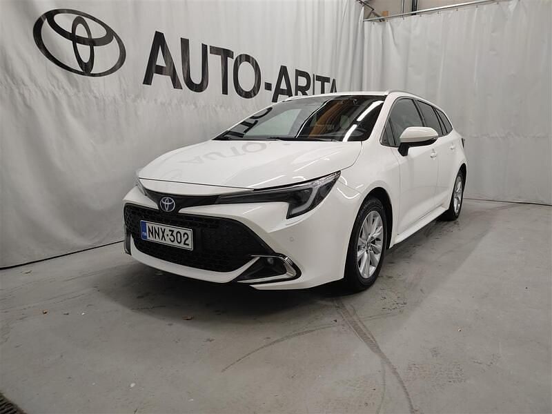 Valkoinen Käytetty 2024 Toyota Corolla Active Farmari | 32 900 € (Kallis) - Kuva 1/4